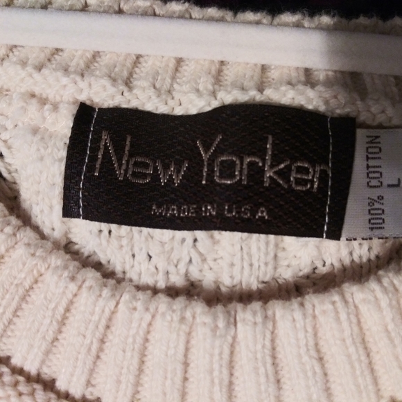 Beautiful size Large Cream Colored Men's Sweater. - Picture 2 of 3